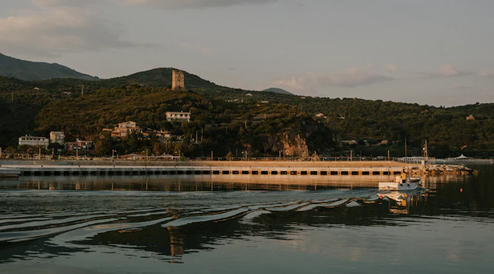 La baia di Marina di Camerota vista dal mare alla luce del tramonto