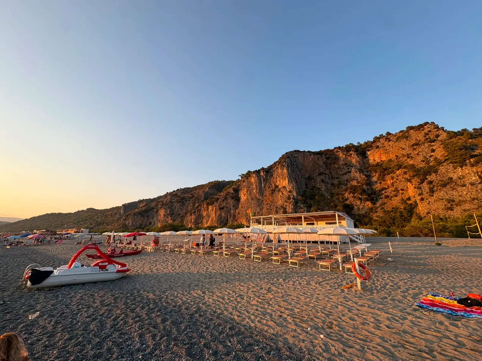 Ombrelloni al tramonto, Frontemare Beach — Cala del Cefalo, Marina di Camerota